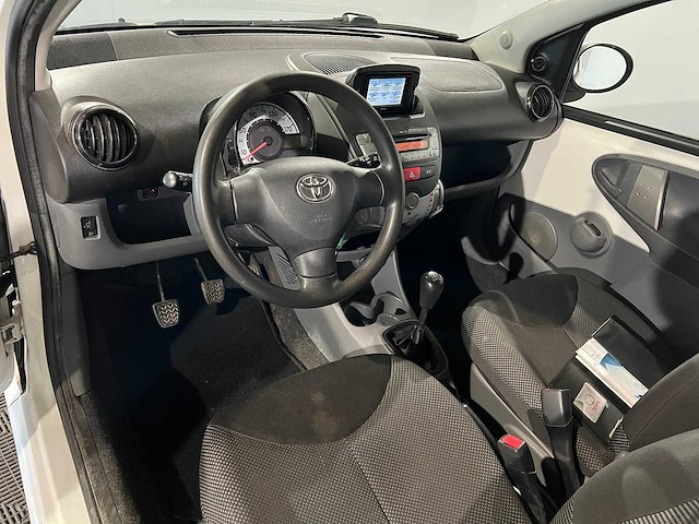 Toyota aygo 1.0-12v aspiration navigator, k-503-st - afbeelding 19 van  21