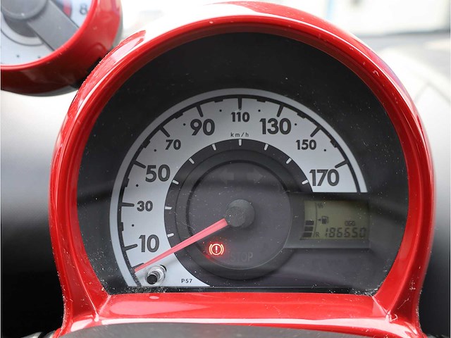 Toyota aygo 1.0-12v aspiration red 2010, 72-nsv-8 - afbeelding 8 van  18