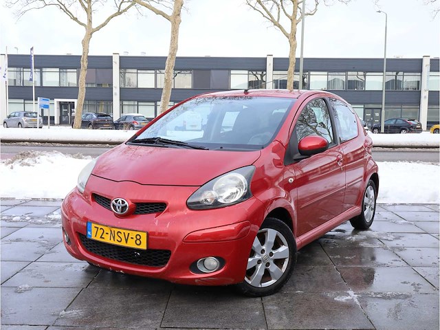 Toyota aygo 1.0-12v aspiration red 2010, 72-nsv-8 - afbeelding 1 van  18