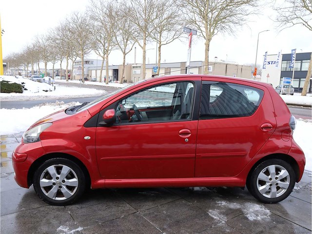 Toyota aygo 1.0-12v aspiration red 2010, 72-nsv-8 - afbeelding 11 van  18