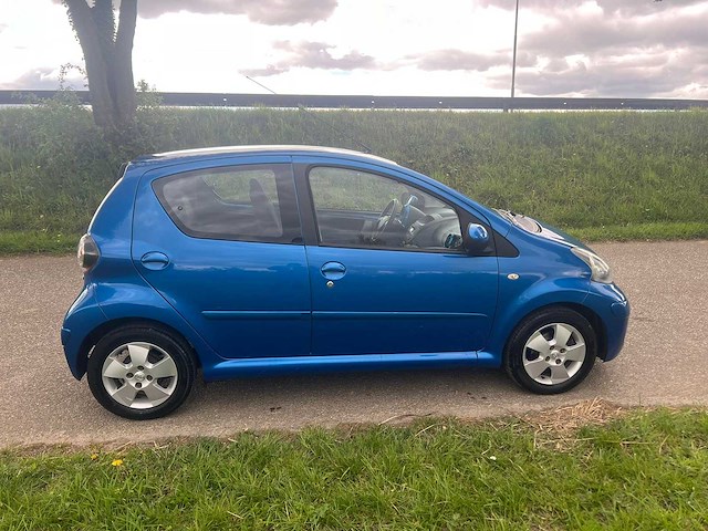 Toyota aygo 1.0-12v dynamic blue , 95-jbf-6 - afbeelding 13 van  14