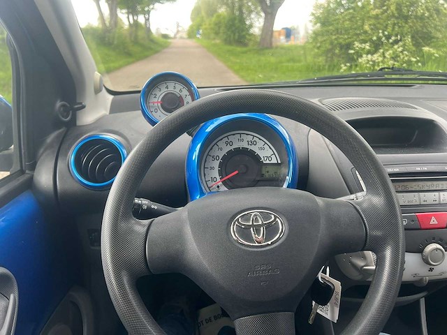 Toyota aygo 1.0-12v dynamic blue , 95-jbf-6 - afbeelding 2 van  18