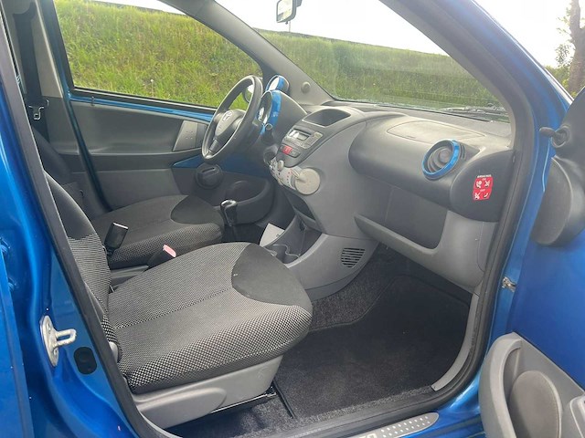 Toyota aygo 1.0-12v dynamic blue , 95-jbf-6 - afbeelding 9 van  18