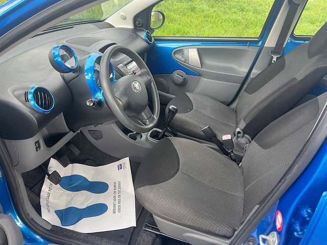 Toyota aygo 1.0-12v dynamic blue , 95-jbf-6 - afbeelding 11 van  18