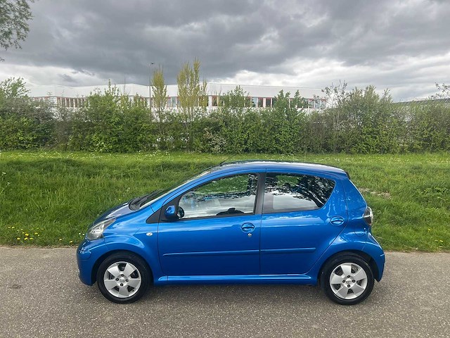 Toyota aygo 1.0-12v dynamic blue , 95-jbf-6 - afbeelding 12 van  18