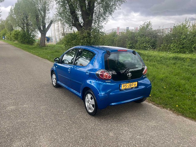 Toyota aygo 1.0-12v dynamic blue , 95-jbf-6 - afbeelding 13 van  18