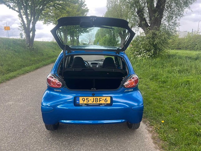 Toyota aygo 1.0-12v dynamic blue , 95-jbf-6 - afbeelding 15 van  18