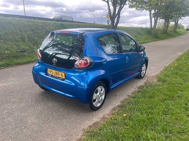 Toyota aygo 1.0-12v dynamic blue , 95-jbf-6 - afbeelding 16 van  18