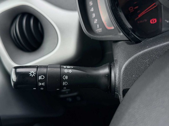 Toyota aygo 1.0 vvt-i x-play | jk-274-v i - afbeelding 9 van  13
