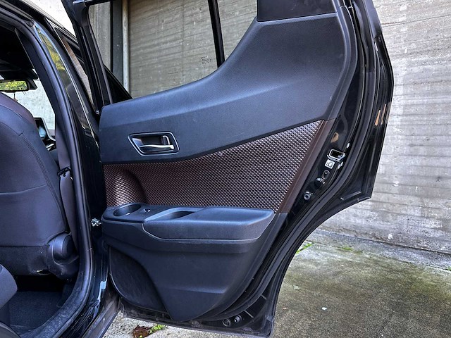 Toyota c-hr 1.8 hybrid executive 122pk 2017 (origineel-nl), rf-509-l - afbeelding 30 van  55