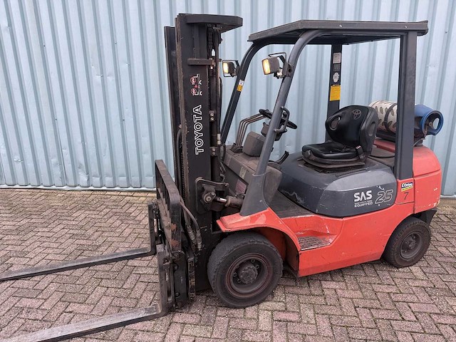 Toyota heftruck met 4e ventiel-vorkversteller-sideshift-470cm hoog-weing uren 6445 - afbeelding 1 van  15