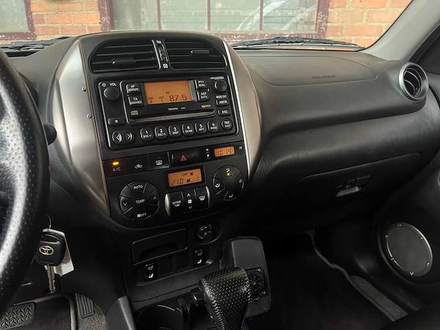 Toyota rav4 2.0-16v vvt-i sol (automaat) 150pk 2004, 76-hfb-9 youngtimer - afbeelding 28 van  40