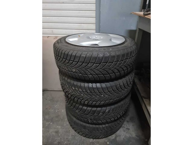 Toyota yaris - 2004 - winterbanden+velgen - afbeelding 1 van  6