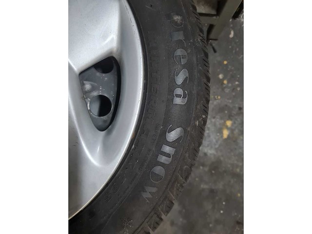 Toyota yaris - 2004 - winterbanden+velgen - afbeelding 3 van  6