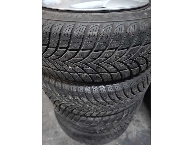 Toyota yaris - 2004 - winterbanden+velgen - afbeelding 4 van  6