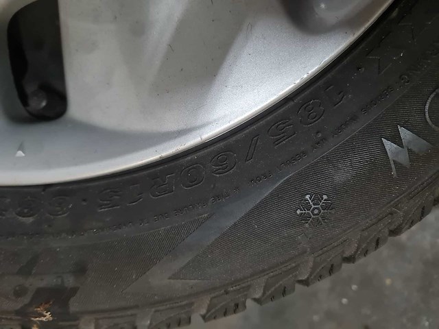 Toyota yaris - 2004 - winterbanden+velgen - afbeelding 5 van  6