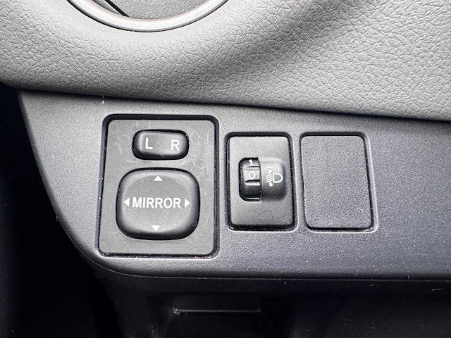 Toyota yaris 1.3 vvt-i aspiration; np-215-b - afbeelding 6 van  12