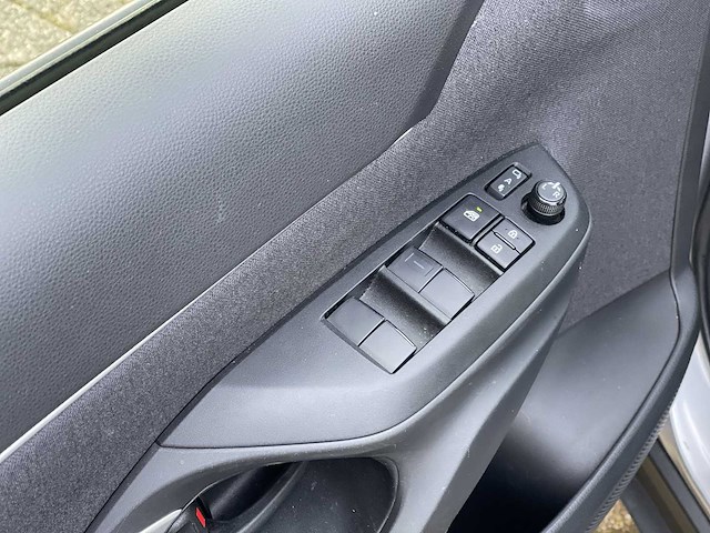 Toyota yaris cross 1.5 hybrid 2wd business edition 2023 | 26-78-75 - afbeelding 9 van  18