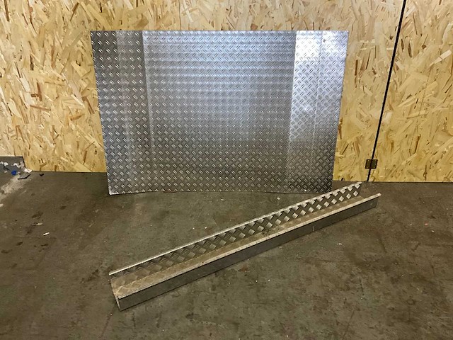 Traanplaat aluminium 150x102x0,4cm goot 165x17,5x10,5cm - afbeelding 1 van  3