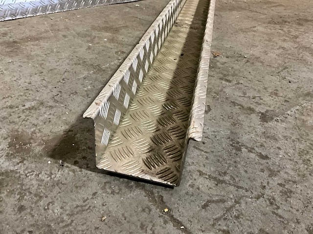Traanplaat aluminium 150x102x0,4cm goot 165x17,5x10,5cm - afbeelding 2 van  3