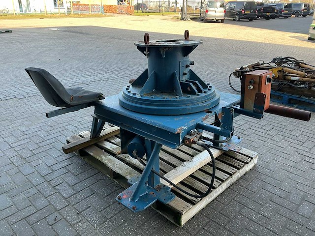 Tractor kraanopbouw draaikrans - afbeelding 1 van  6