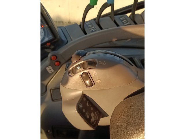 Tractor new holland, ts135a, bouwjaar 2007 - afbeelding 13 van  39