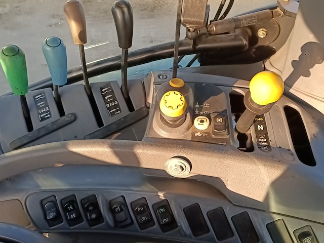 Tractor new holland, ts135a, bouwjaar 2007 - afbeelding 14 van  39