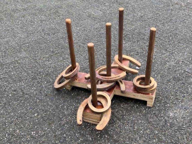 Traditional dutch game - horseshoe throwing - afbeelding 1 van  5