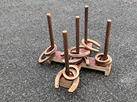 Traditional dutch game - horseshoe throwing - afbeelding 1 van  5