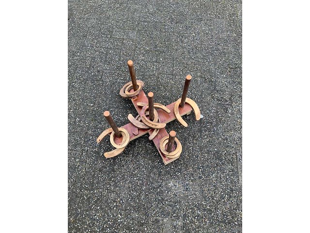 Traditional dutch game - horseshoe throwing - afbeelding 4 van  5