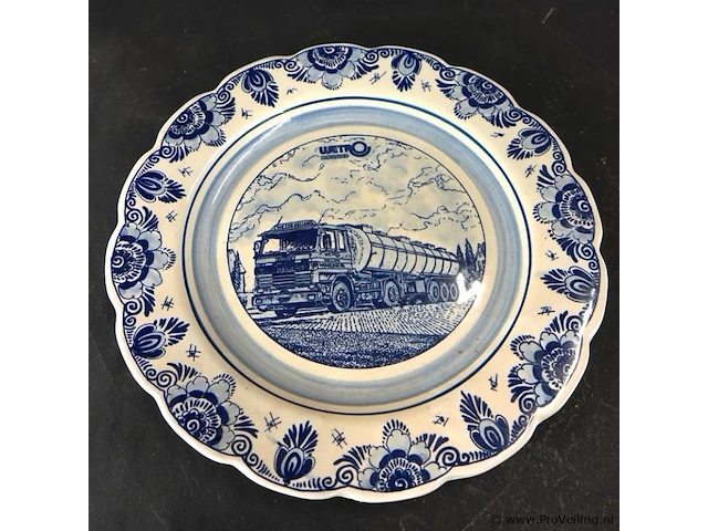 Traditioneel delfts blauw sierbord uit nederland met een afbeelding van een tankvrachtwagen van transportbedrijf wetro holland uit woudenberg - afbeelding 1 van  4