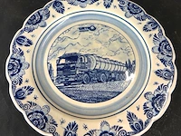 Traditioneel delfts blauw sierbord uit nederland met een afbeelding van een tankvrachtwagen van transportbedrijf wetro holland uit woudenberg