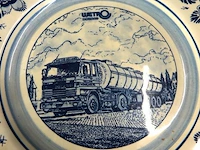 Traditioneel delfts blauw sierbord uit nederland met een afbeelding van een tankvrachtwagen van transportbedrijf wetro holland uit woudenberg - afbeelding 2 van  4