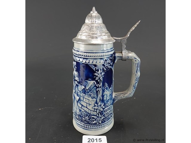 Traditionele duitse bierpul (beer stein) van keramiek of steengoed met kobaltblauw reliëf en een tinnen deksel (zinndeckel) - afbeelding 1 van  5