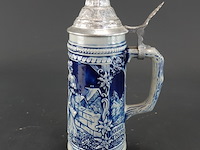 Traditionele duitse bierpul (beer stein) van keramiek of steengoed met kobaltblauw reliëf en een tinnen deksel (zinndeckel) - afbeelding 1 van  5