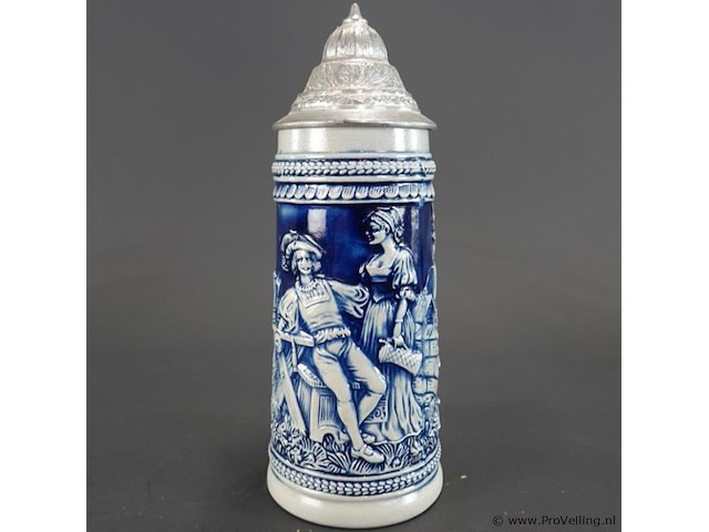 Traditionele duitse bierpul (beer stein) van keramiek of steengoed met kobaltblauw reliëf en een tinnen deksel (zinndeckel) - afbeelding 2 van  5