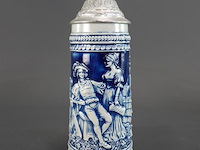 Traditionele duitse bierpul (beer stein) van keramiek of steengoed met kobaltblauw reliëf en een tinnen deksel (zinndeckel) - afbeelding 2 van  5