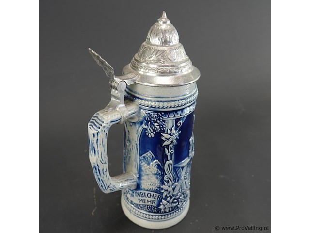 Traditionele duitse bierpul (beer stein) van keramiek of steengoed met kobaltblauw reliëf en een tinnen deksel (zinndeckel) - afbeelding 3 van  5
