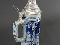 Traditionele duitse bierpul (beer stein) van keramiek of steengoed met kobaltblauw reliëf en een tinnen deksel (zinndeckel) - afbeelding 3 van  5
