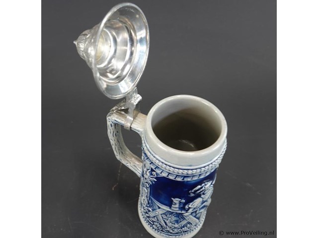 Traditionele duitse bierpul (beer stein) van keramiek of steengoed met kobaltblauw reliëf en een tinnen deksel (zinndeckel) - afbeelding 4 van  5