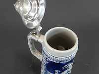 Traditionele duitse bierpul (beer stein) van keramiek of steengoed met kobaltblauw reliëf en een tinnen deksel (zinndeckel) - afbeelding 4 van  5