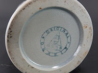 Traditionele duitse bierpul (beer stein) van keramiek of steengoed met kobaltblauw reliëf en een tinnen deksel (zinndeckel) - afbeelding 5 van  5