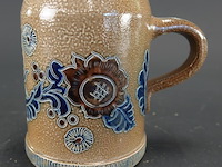 Traditionele duitse zoutgeglazuurde steengoed bierpul (salzglasur stein) - afbeelding 2 van  5