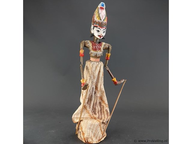 Traditionele indonesische wajang golek stokpop vervaardigd uit hout en gekleed in batikstof. - afbeelding 1 van  5