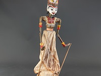 Traditionele indonesische wajang golek stokpop vervaardigd uit hout en gekleed in batikstof. - afbeelding 1 van  5