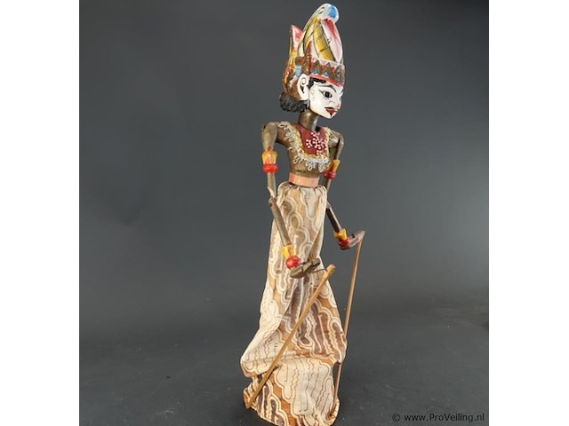 Traditionele indonesische wajang golek stokpop vervaardigd uit hout en gekleed in batikstof. - afbeelding 2 van  5