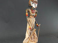 Traditionele indonesische wajang golek stokpop vervaardigd uit hout en gekleed in batikstof. - afbeelding 2 van  5