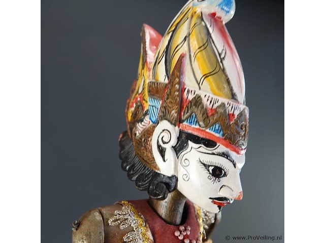 Traditionele indonesische wajang golek stokpop vervaardigd uit hout en gekleed in batikstof. - afbeelding 3 van  5