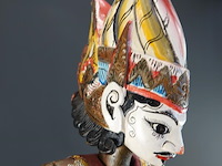 Traditionele indonesische wajang golek stokpop vervaardigd uit hout en gekleed in batikstof. - afbeelding 3 van  5