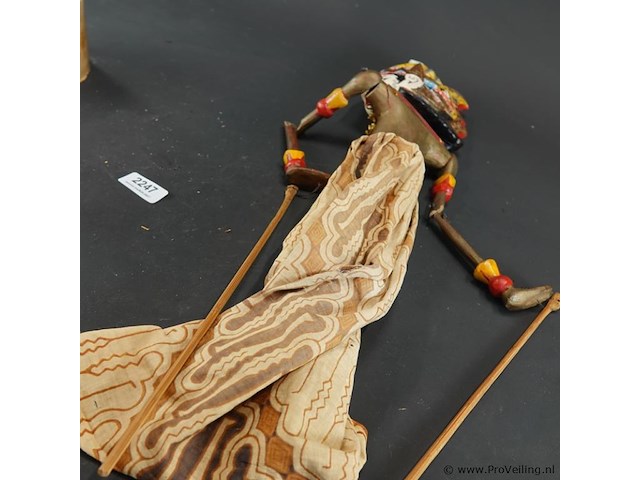 Traditionele indonesische wajang golek stokpop vervaardigd uit hout en gekleed in batikstof. - afbeelding 4 van  5